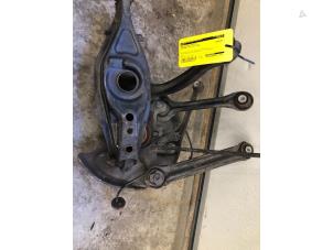 Gebruikte Fusee links-achter Mercedes CLK (R208) 2.0 200K Evo 16V Prijs € 73,00 Margeregeling aangeboden door Tijdeman Mercedes Onderdelen