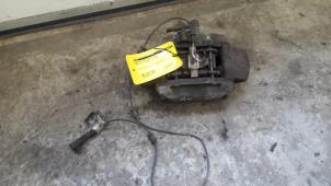 Gebruikte Remklauw (Tang) rechts-voor Mercedes ML I (163) 400 4.0 CDI V8 32V Prijs € 42,00 Margeregeling aangeboden door Tijdeman Mercedes Onderdelen