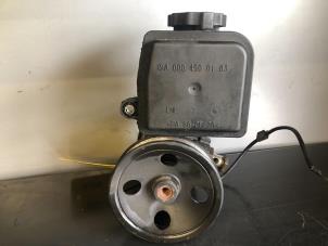 Gebruikte Servopomp Mercedes C Combi (S203) 2.6 C-240 18V Prijs € 70,00 Margeregeling aangeboden door Tijdeman Mercedes Onderdelen