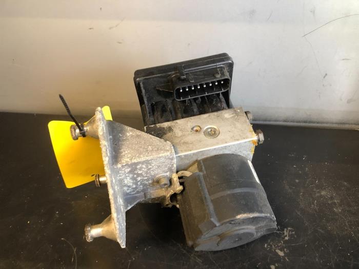 ABS Pomp van een Mercedes-Benz C Combi (S202) 2.2 C-220 CDI 16V 1998