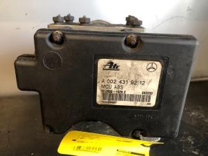 ABS Pomp van een Mercedes-Benz C Combi (S202) 2.2 C-220 CDI 16V 1998