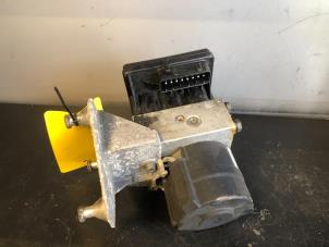 ABS Pomp van een Mercedes-Benz C Combi (S202) 2.2 C-220 CDI 16V 1998
