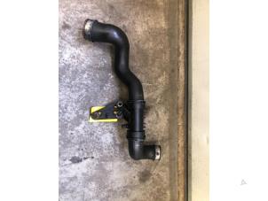 Gebruikte Intercooler Buis Mercedes C Combi (S203) 2.2 C-220 CDI 16V Prijs op aanvraag aangeboden door Tijdeman Mercedes Onderdelen