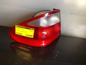 Gebruikte Achterlicht links Mercedes CLK (C208) 2.0 200 16V Prijs € 39,99 Margeregeling aangeboden door Tijdeman Mercedes Onderdelen