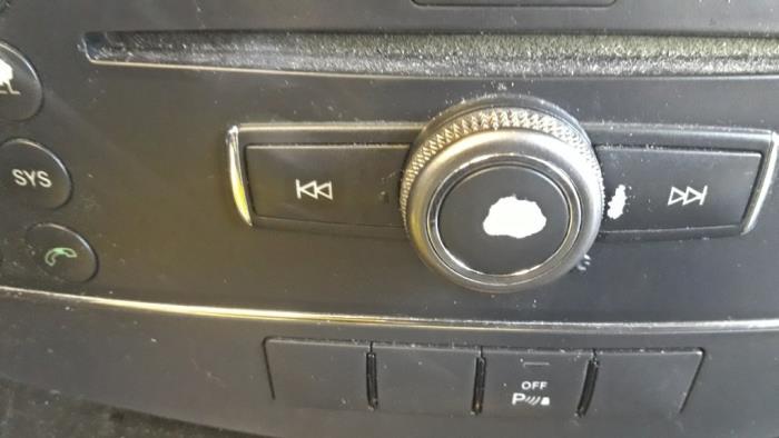 Radio CD Speler van een Mercedes-Benz C (W204) 2.2 C-200 CDI 16V 2008