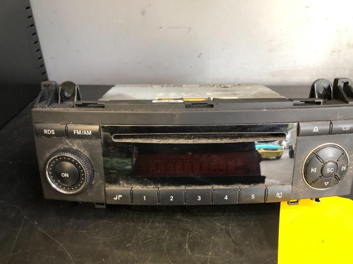Radio CD Speler van een Mercedes-Benz A (W169) 2.0 A-160 CDI 16V 2006