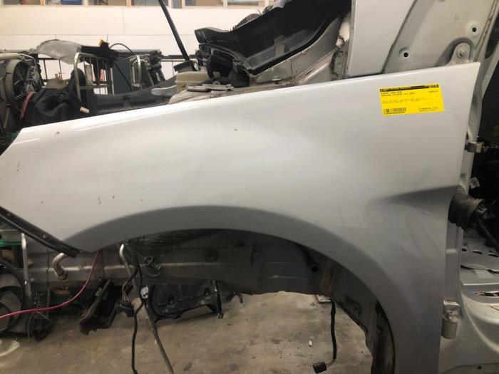 Spatbord links-voor van een Mercedes-Benz B (W245) 1.7 B-170 16V 2008