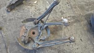 Gebruikte Fusee links-achter Mercedes C (W202) Prijs € 65,00 Margeregeling aangeboden door Tijdeman Mercedes Onderdelen