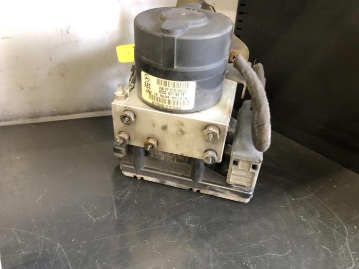 ABS Pomp van een Mercedes-Benz SLK (R170) 2.0 200 16V 1997