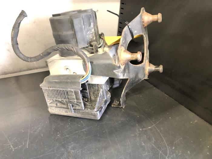 ABS Pomp van een Mercedes-Benz SLK (R170) 2.0 200 16V 1997