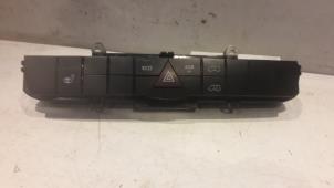 Gebruikte Schakelaar Stoelverstelling Mercedes Sprinter 3,5t (906.63) 316 CDI 16V Prijs € 71,39 Inclusief btw aangeboden door Tijdeman Mercedes Onderdelen