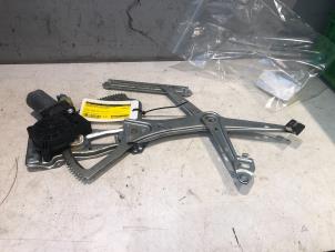 Gebruikte Raammechaniek 4Deurs rechts-voor Mercedes ML I (163) 270 2.7 CDI 20V Prijs € 49,00 Margeregeling aangeboden door Tijdeman Mercedes Onderdelen