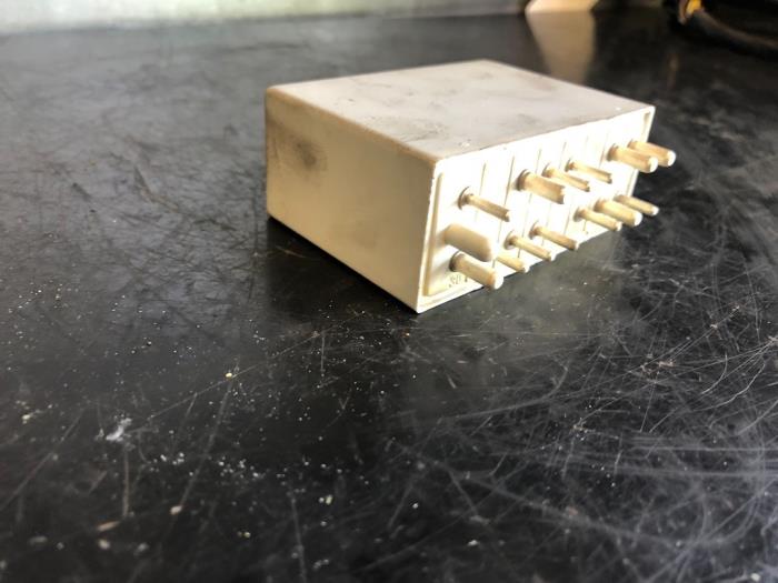 Richtingaanwijzer relais van een Mercedes-Benz E (W124) 2.0 200 1988