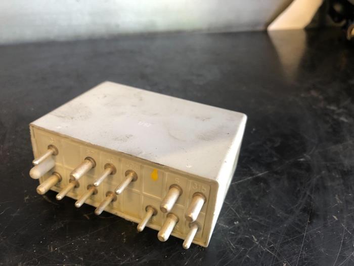 Richtingaanwijzer relais van een Mercedes-Benz E (W124) 2.0 200 1988