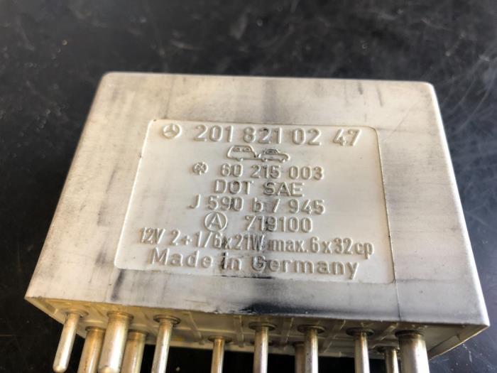 Richtingaanwijzer relais van een Mercedes-Benz E (W124) 2.0 200 1988