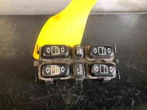 Gebruikte Ruit schakelaar elektrisch Mercedes A (W168) 1.9 A-190 Prijs € 30,00 Margeregeling aangeboden door Tijdeman Mercedes Onderdelen