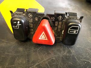 Gebruikte Alarmlicht Schakelaar Mercedes E (W210) 3.0 E-300D Turbo 24V Prijs € 22,00 Margeregeling aangeboden door Tijdeman Mercedes Onderdelen