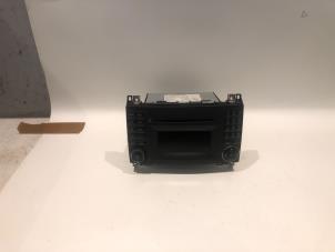 Gebruikte Radio CD Speler Mercedes B (W245,242) 1.5 B-150 16V Prijs op aanvraag aangeboden door Tijdeman Mercedes Onderdelen