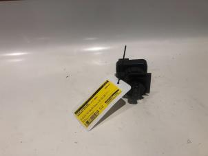 Gebruikte Licht Schakelaar Mercedes B (W245) 2.0 B-200 16V Turbo Prijs € 25,00 Margeregeling aangeboden door Tijdeman Mercedes Onderdelen