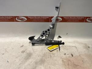 Gebruikte Achterklep Scharnier Mercedes CLK (R209) 1.8 200 K 16V Prijs € 49,00 Margeregeling aangeboden door Tijdeman Mercedes Onderdelen