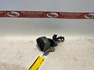 Gebruikte Veiligheidsgordel links-achter Mercedes E Combi (S124) 2.0 200 TE 16V Prijs € 30,00 Margeregeling aangeboden door Tijdeman Mercedes Onderdelen