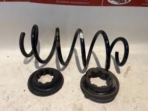 Gebruikte Veerschroef achter Mercedes A (177.0) 1.5 A-180d Prijs € 33,00 Margeregeling aangeboden door Tijdeman Mercedes Onderdelen