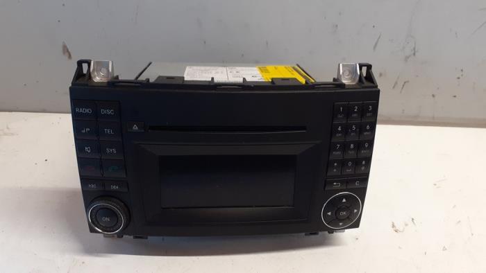 Radio CD Speler van een Mercedes-Benz A (W169) 1.5 A-150 16V 2010