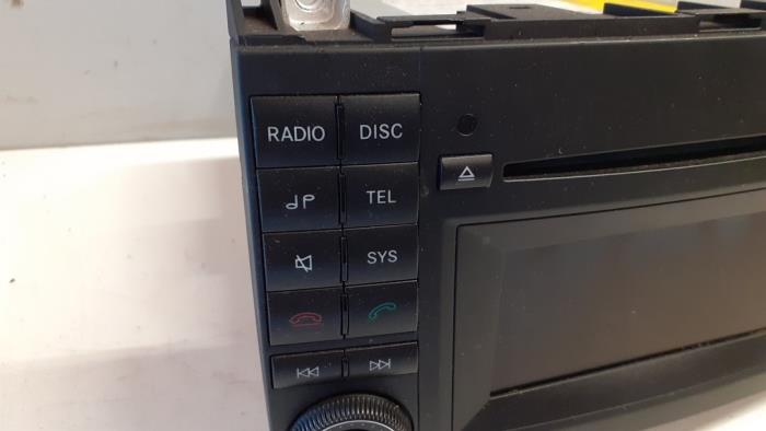 Radio CD Speler van een Mercedes-Benz A (W169) 1.5 A-150 16V 2010