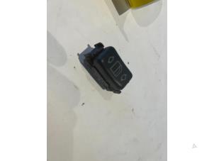 Gebruikte Ruit schakelaar elektrisch Mercedes E Combi (S124) 3.0 300 TE Prijs € 12,00 Margeregeling aangeboden door Tijdeman Mercedes Onderdelen