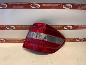 Gebruikte Achterlicht rechts Mercedes ML II (164/4JG) 3.0 ML-320 CDI V6 24V Prijs € 95,00 Margeregeling aangeboden door Tijdeman Mercedes Onderdelen