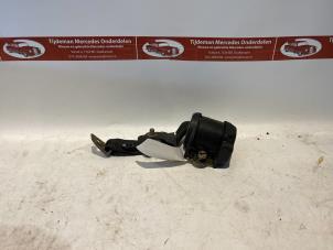 Gebruikte Veiligheidsgordel links-achter Mercedes S (W126) 380 SE,SEL Prijs € 30,00 Margeregeling aangeboden door Tijdeman Mercedes Onderdelen