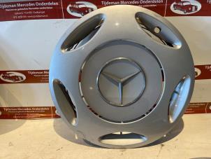 Gebruikte Wieldop Mercedes C (W202) 2.0 C-200 CGI 16V Prijs € 25,00 Margeregeling aangeboden door Tijdeman Mercedes Onderdelen