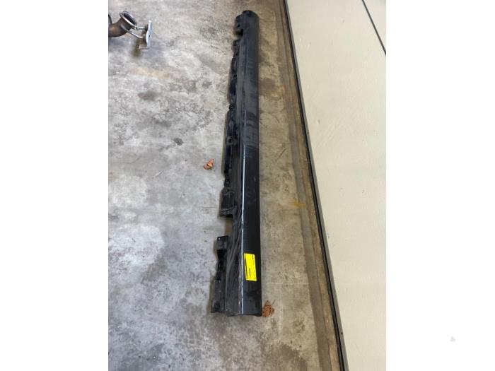 Zijskirt links van een Mercedes-Benz A (177.0) 1.5 A-180d 2020