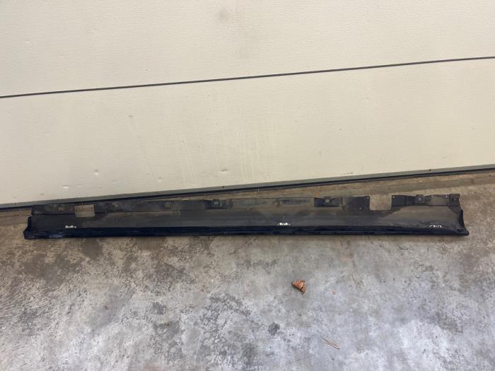 Zijskirt links van een Mercedes-Benz A (177.0) 1.5 A-180d 2020