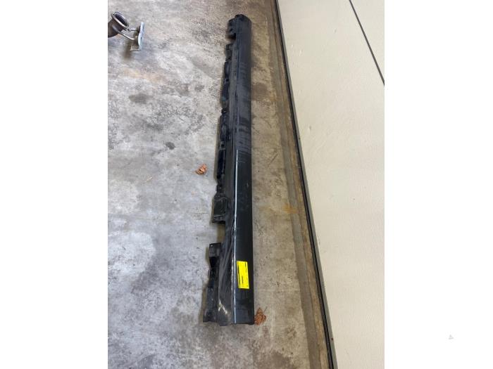 Zijskirt links van een Mercedes-Benz A (177.0) 1.5 A-180d 2020