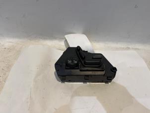 Gebruikte Schakelaar Stoelverstelling Mercedes S (W220) 3.2 S-320 18V Prijs € 145,00 Margeregeling aangeboden door Tijdeman Mercedes Onderdelen