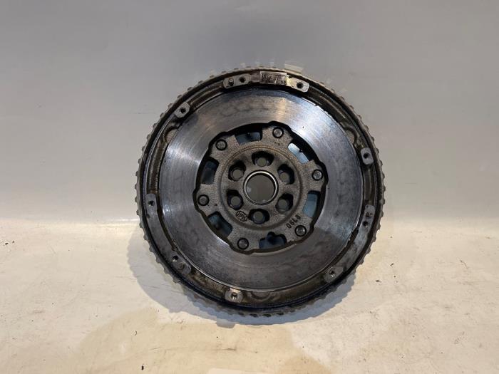 Gebruikte Vliegwiel dubbele massa Mercedes Citan (415.6) 1.2 112 Prijs € 211,75 Inclusief btw aangeboden door Tijdeman Mercedes Onderdelen