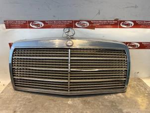 Gebruikte Grille Mercedes S (W126) 280 SE,SEL Prijs € 135,00 Margeregeling aangeboden door Tijdeman Mercedes Onderdelen
