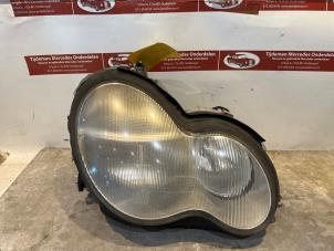 Gebruikte Rechter Koplamp Mercedes C Combi (S203) 2.7 C-270 CDI 20V Prijs € 125,00 Margeregeling aangeboden door Tijdeman Mercedes Onderdelen