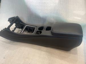 Gebruikte Armleuning Mercedes A (W176) 1.6 A-180 16V Prijs € 75,00 Margeregeling aangeboden door Tijdeman Mercedes Onderdelen