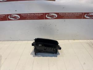 Gebruikte Asbak voor Mercedes A (W176) 1.6 A-180 16V Prijs € 36,00 Margeregeling aangeboden door Tijdeman Mercedes Onderdelen