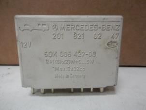 Gebruikte Richtingaanwijzer relais Mercedes E Combi diesel (S124) 2.5 E-250D 20V Prijs € 29,00 Margeregeling aangeboden door Tijdeman Mercedes Onderdelen