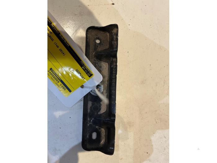 Accu afdekkap van een Mercedes-Benz A (W176) 1.6 A-180 16V 2014