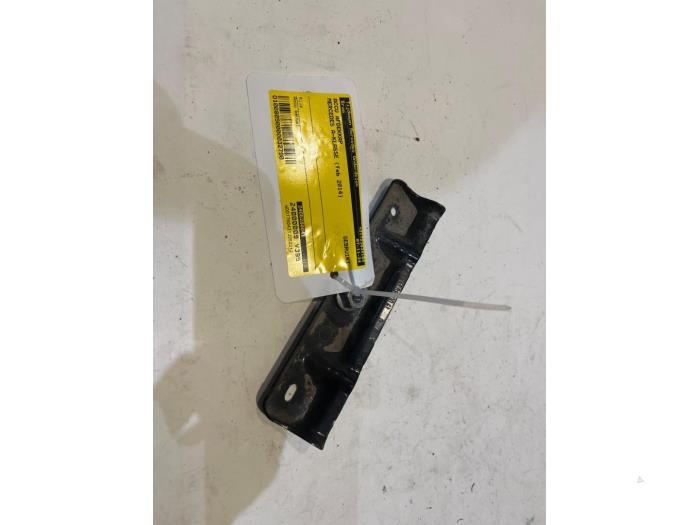 Accu afdekkap van een Mercedes-Benz A (W176) 1.6 A-180 16V 2014