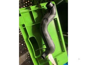 Gebruikte Aanzuigslang Lucht Mercedes B (W245) 2.0 B-180 CDI 16V Prijs € 20,00 Margeregeling aangeboden door Tijdeman Mercedes Onderdelen