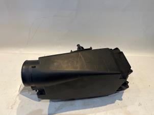 Gebruikte Luchtfilterhuis Mercedes C Estate (S204) 1.8 C-180 CGI 16V Prijs € 45,00 Margeregeling aangeboden door Tijdeman Mercedes Onderdelen