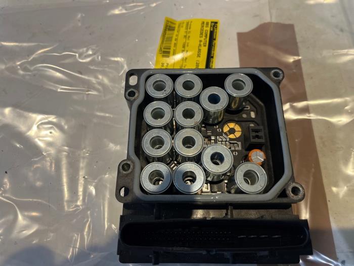 Computer ABS van een Mercedes-Benz A (W169) 1.5 A-150 16V 2005