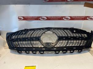 Nieuwe Grille Mercedes CLA (118.3) 1.3 CLA-200 Turbo 16V 4-Matic Prijs € 302,50 Inclusief btw aangeboden door Tijdeman Mercedes Onderdelen
