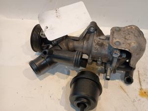 Gebruikte Waterpomp Mercedes A (W176) 1.6 A-180 16V Prijs € 49,00 Margeregeling aangeboden door Tijdeman Mercedes Onderdelen