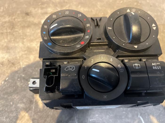 Airco bedieningspaneel van een Mercedes-Benz Vito (639.6) 2.2 109 CDI 16V 2007